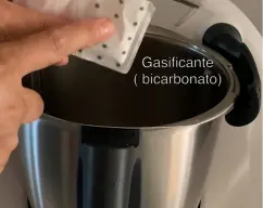 Step <p>Añada el sobre restante de gasificante (bicarbonato)y mezcle 1 min/vel 4. Vierta en un tarro con tapa de cristal. Se puede guardar a temperatura ambiente, lejos de la luz. Si la guarda en la nevera durará hasta 1 año.</p> illustration