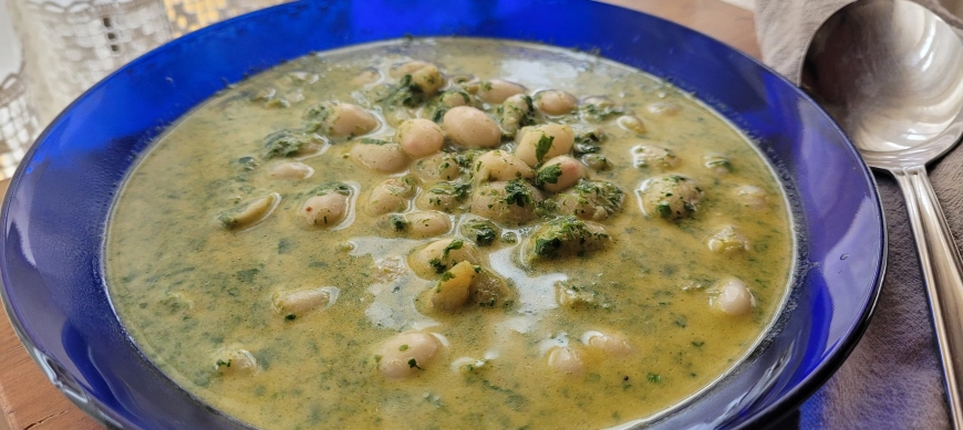 Receta de cuchara con Thermomix. Judías blancas con espinacas y gambitas al azafrán.