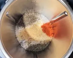 Step <p>Poner la sal en el vaso y añadir el ajo, el tomillo, el romero y el pimentón. Mezclar 30 seg / vel 3. Retirar a un bol y reservar.</p> illustration