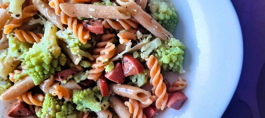 Pasta con romanesco y salchichas
