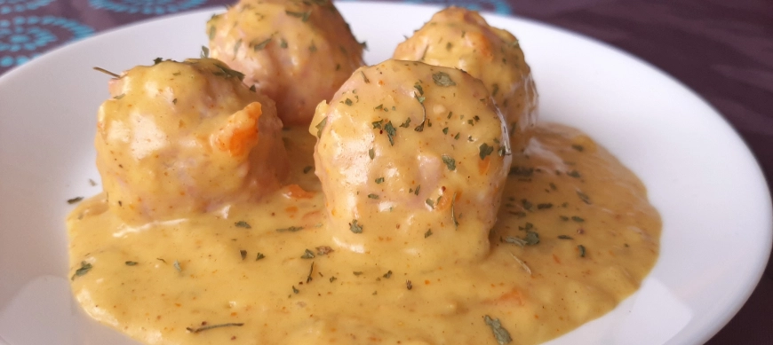 Albóndigas con bechamel de verduras y curry