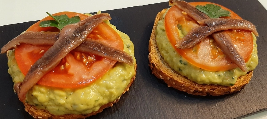 Tosta de aguacate y anchoas