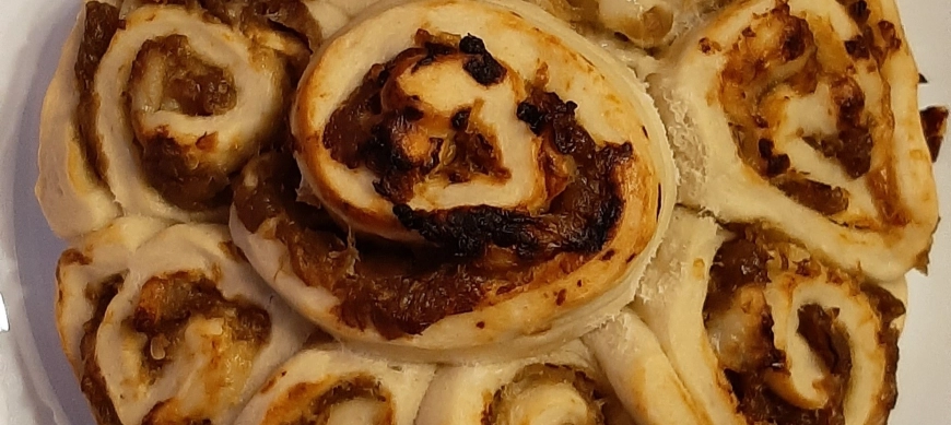 Rolls de cebolla, berenjena y queso de cabra