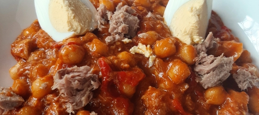 Garbanzos con tomate, piquillos y atún