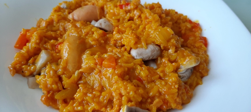Arroz cremoso con verduras y salchichas