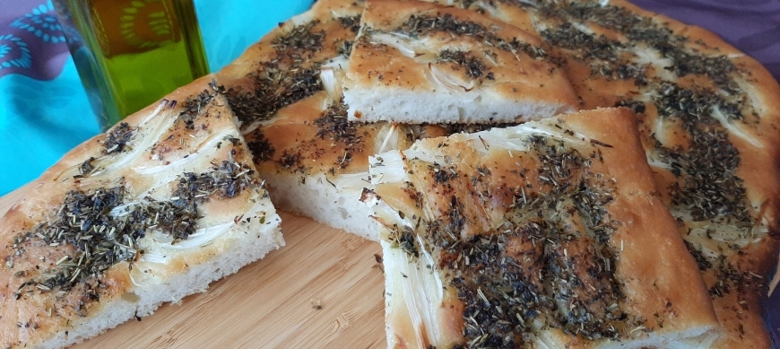 Focaccia de cebolla con hierbas provenzales