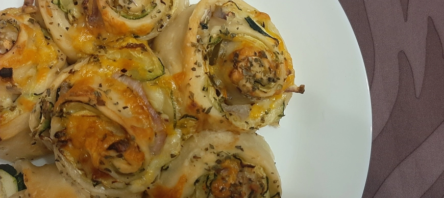 Rolls de calabacín y cebolla