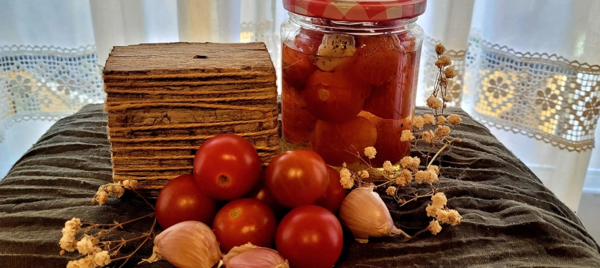 Tomates cherry con ajo y albahaca en conserva