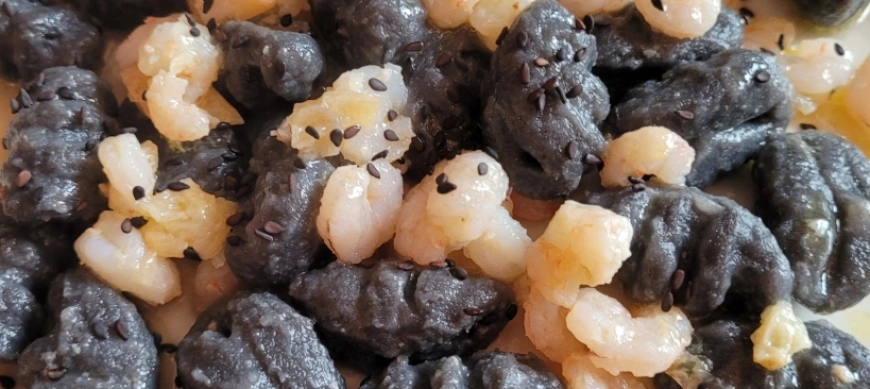 Ñoquis negros con gambas al ajillo