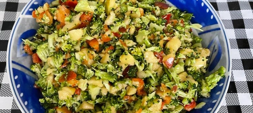 Ensalada de brócoli, pimiento y manzana