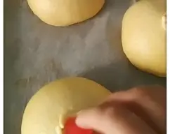 Step <p>Baje la masa al fondo con la espátula y amase 1 min/ función amasado o vel espiga. vuelque, reparta la masa en 5 partes de unos 105 g aprox. y forme las bolas cuidadosamente, déjelas sobre una bandeja forrada con papel de horno cubiertas pon un trapo humedecido en un lugar libre de corrientes hasta que duplique su volumen ( 1 hora aprox)</p><p>Precaliente el horno de 170 a 180 ºC. mientras tanto prepare el almíbar</p><p>Para hacer el almíbar: ponga 50 g de agua y 100 g de azúcar en el vaso y caliente 3 min/varoma/ vel 1. vuelque en un cuenco y reserve.</p><p> Para hacer la cobertura de chocolate: caliente en el vaso 40 g de aceite de girasol 5 min/varoma/vel 1 y añada 240 g de chocolate a trozos, triture 1 min/vel 10, vierta en un plato y reserve.</p><p>Pasado el tiempo de levado de las bolas hacer en la parte de arriba de cada uno con la crema pastelera ayudada de una manga pastelera un círculo de 4 cm de diámetro y en el centro media guinda. Hornear 15 min a 170-180ºC dependiendo del horno. Sacar y dejar enfriar para rellenar.</p><p>pincelar con el almíbar , partir por la mita y rellenar con la nata o trufa, etc. Finalmente rebozar los laterales con el chocolate fundido, dejar reposar en la nevera y servir.</p><p>.</p><p><br></p><p><br></p><p><br></p><p><br></p><p><br></p> illustration