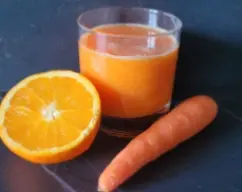 Step <p>Ponga en el vaso la zanahoria y el jengibre y trocee 5 seg/vel 5.</p> illustration