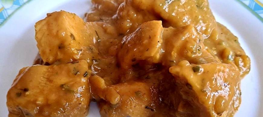 Solomillo de pavo con salsa de curry y cebolla caramelizada