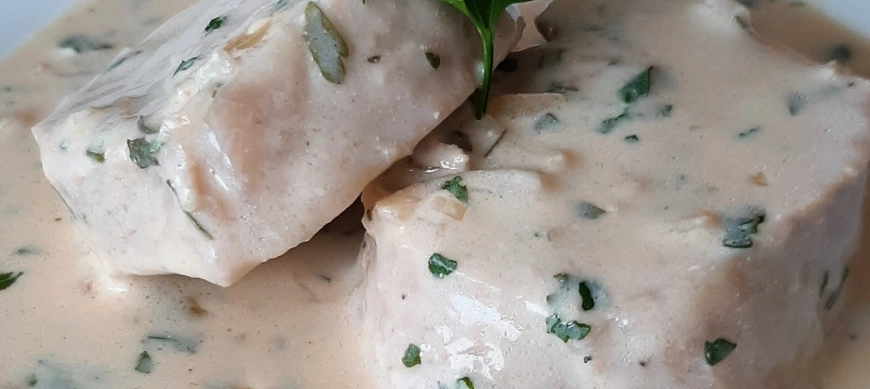 Solomillo de cerdo con salsa de sopa de cebolla