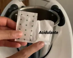 Step <p> Añada al vaso el sobre de acidulante que viene en el sobre doble del gasificante y mezcle 10 seg/vel 4. Espere unos minutos a que la temperatura del vaso baje a 60°C</p> illustration