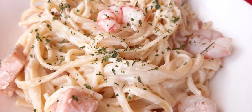 Tallarines Alfredo con salmón y gambas