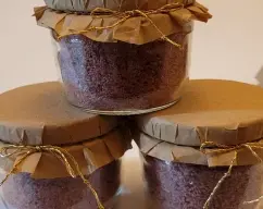 Step Con la espátula remover y soltar bien la sal seca, presionando suavemente los grumos que hayan podido formarse. Envasar en tarros de cierre hermético. Utilizar a conveniencia. illustration