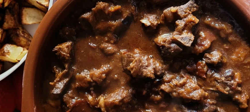 Estofado de cordero. Modos "Cocción lenta" y "Alta temperatura"