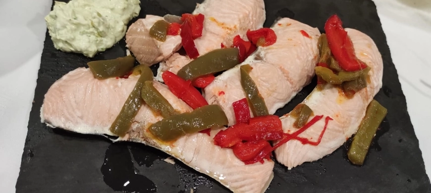 Salmón con pimientos y salsa de aguacate
