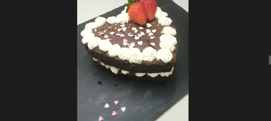 Tarta de San Valentín de chocolate y nata