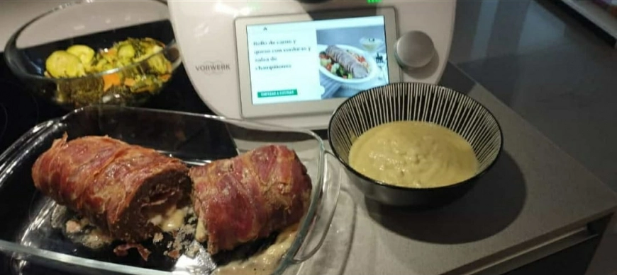 Rollo de carne con verduras y crema de champiñones