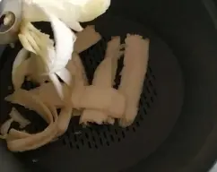 Step <p><span style="font-weight: normal;">Con la ayuda de un pelador de verdura haga tiras con forma de pasta plana tipo tagliatelle sobre el varoma. Añada sal y un hilillo de aceite. Tape y reserve. Ponga en el vaso 300 g de agua y caliente 5 min/ 120º C , a continuación ponga el varoma sobre el vaso y programe 15 min/ varoma. Retire el varoma y refresque. Ponga en una bandeja de servir. Sirva con el pesto de remolacha y la ralladura del queso, espolvoree con el eneldo.</span></p> illustration