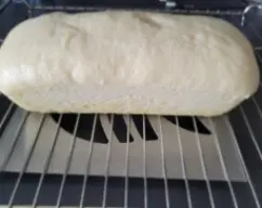 Step <p>Engrase con aceite de oliva un molde de cake de aproximadamente 1 litro de capacidad y reserve.</p><p><br></p> illustration