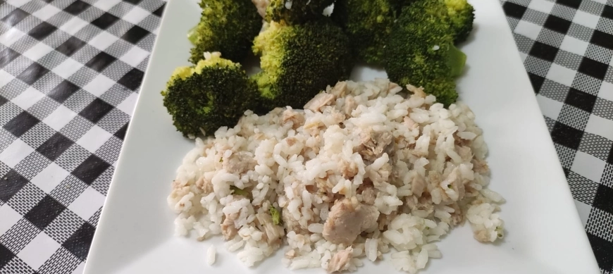 Arroz con brócoli, atún y aguacate