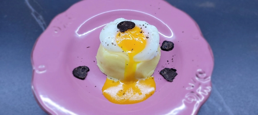 Huevo poché sobre parmentier con trufa