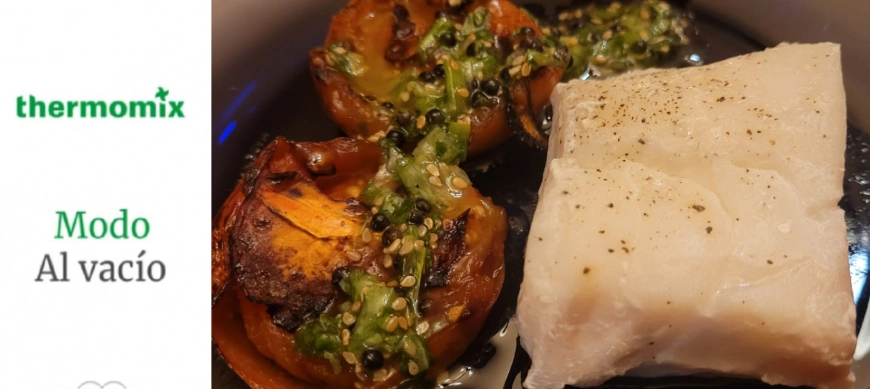 Bacalao skrei a baja temperatura con tomates asados y vinagreta de huevas.