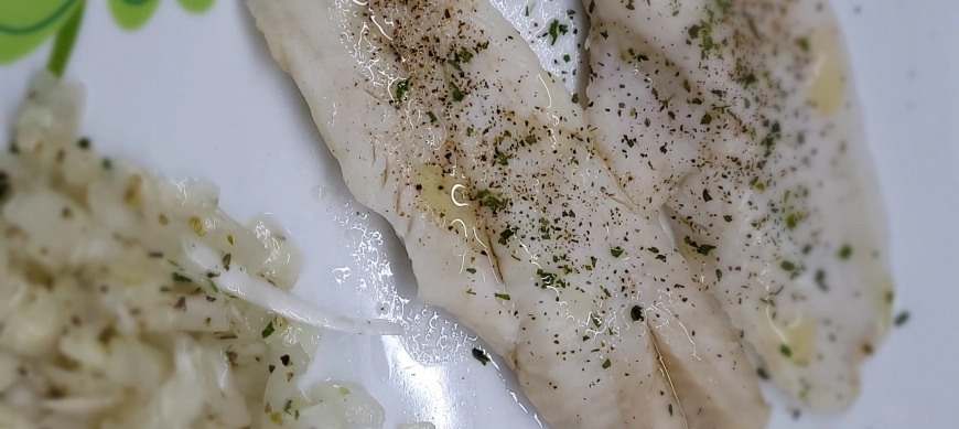 Merluza al vapor con cebollita picada