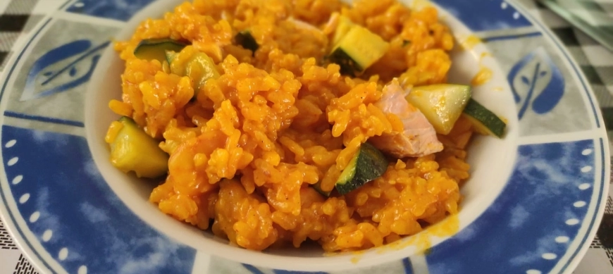 Arroz cremoso con gambas, salmón y verduras