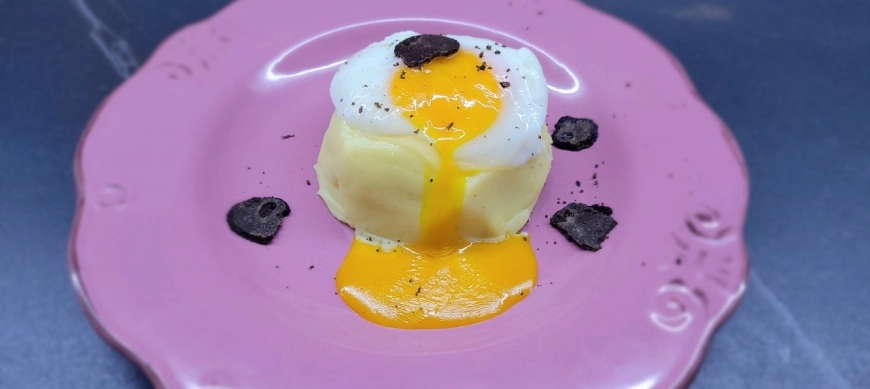 Huevo poché sobre parmentier con trufa negra