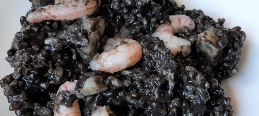 Arroz negro con gambones y sepia