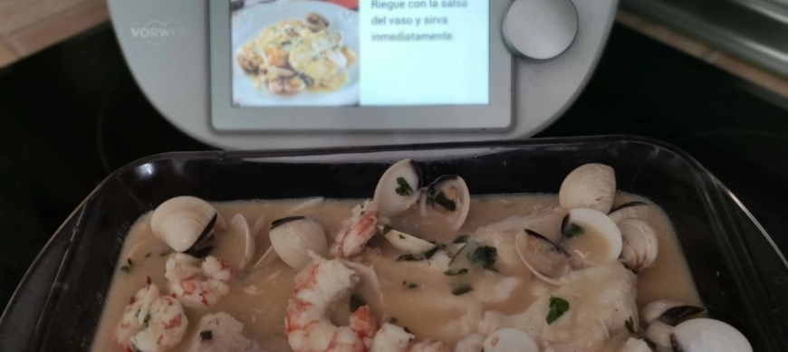 Merluza en salsa verde con gambas y chirlas