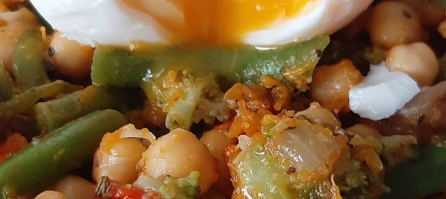 Garbanzos con verduritas al vapor y huevo mollet