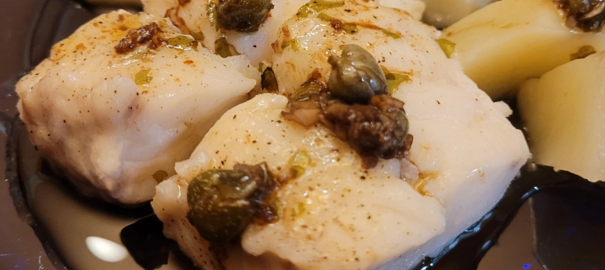 Bacalao Skrei al vapor con patatas y salsa acética.