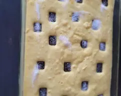 Step <p>Incorpore la harina, la levadura y la sal. Mezcle 30 seg/vel 5. Vierta la masa en la bandeja preparada, distribuya encima los trozos de chocolate y espolvoree con azúcar. Hornee durante 40 minutos (180°C). Retire del horno y deje templar. Corte en porciones y sirva.</p> illustration