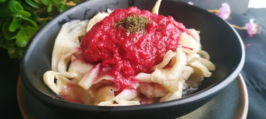 Trampantojo de tagliatelle de berenjenas con pesto de remolacha