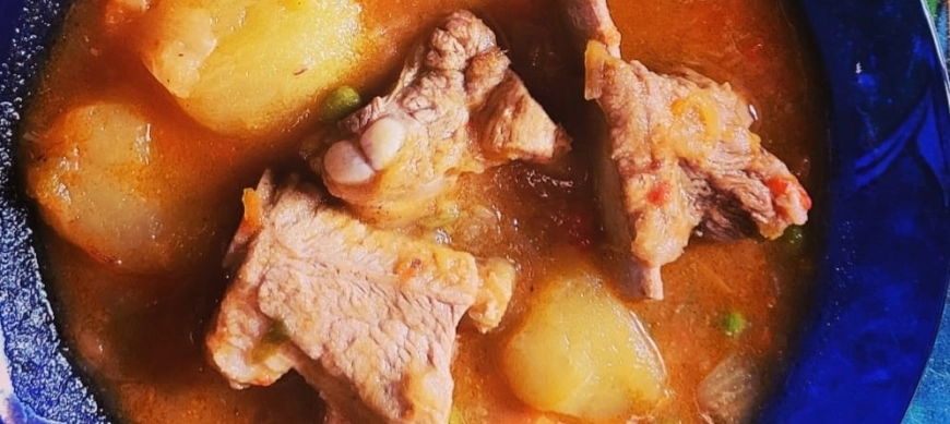 Guiso de costilla de cerdo con verduras