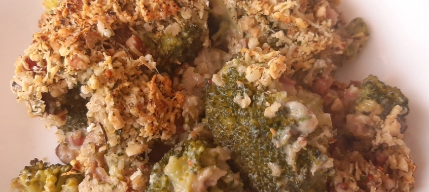 Gratinado de brócoli, setas y jamón con crumble de frutos secos