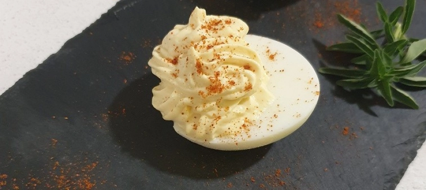 Huevos rellenos de mousse de mostaza