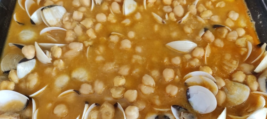 Garbanzos con almejas