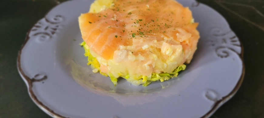 Ensalada refrescante de patata con salmón y aguacate