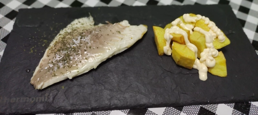 Dorada a la sal con guarnición de patatas