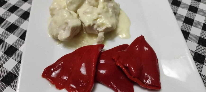 Pollo con salsa queso y champiñones