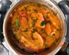 Step <p>Incorporar al vaso el cerdo ahumado y el laurel y rehogar 10 min / Varoma / Giro inverso / Vel Cuchara.</p> illustration