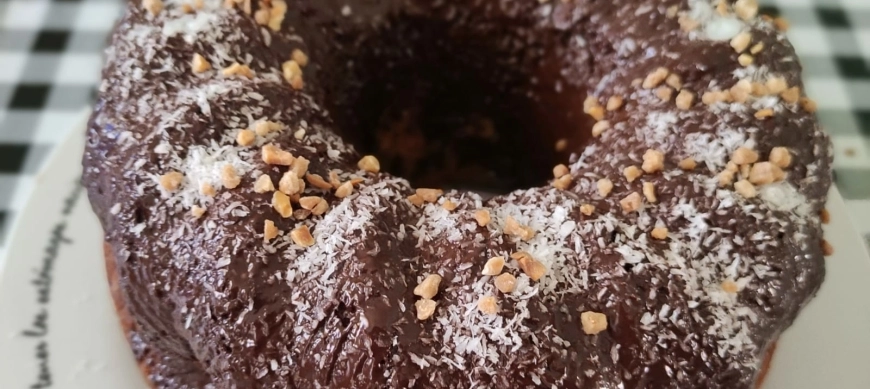 Bizcocho con cobertura de chocolate y coco