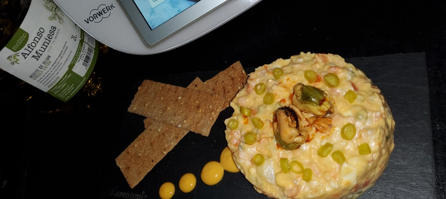 Ensaladilla con mayonesa de escabeche de mejillones y piparras