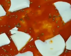 Step <p>espolvoreamos con orégano y colocamos trocitos de mozzarella por toda la pizza</p> illustration